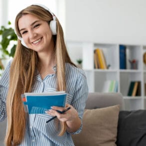 jonge vrouw met koptelefoon en schrift