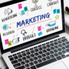 laptop met marketing strategieen