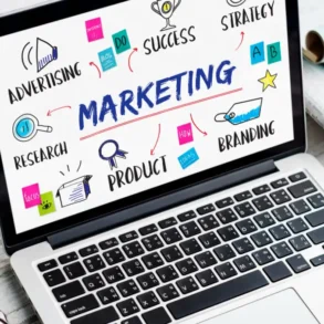 laptop met marketing strategieen