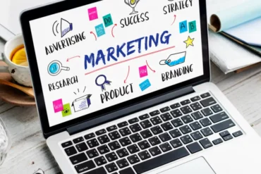 laptop met marketing strategieen