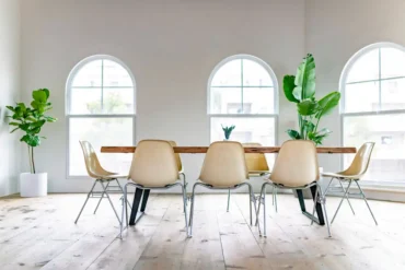 Lichte moderne vergaderruimte met 8 stoelen, tafel en planten