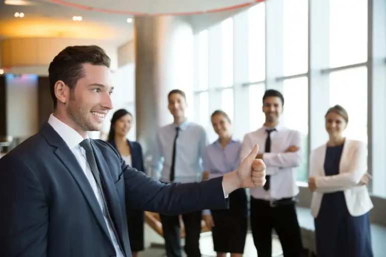 Man met duim omhoog om succes van bedrijf te vieren.