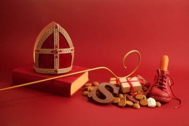 Boek van sinterklaas, mijter en staf en sint chocolade