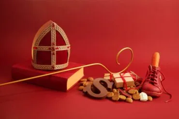 Boek van sinterklaas, mijter en staf en sint chocolade