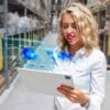 vrouw met tablets checked voorraad magazijn