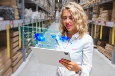 vrouw met tablets checked voorraad magazijn