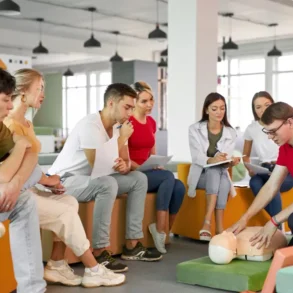 Groep jonge mensen krijgt eerste hulp training