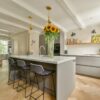 moderne open keuken in lichte tinten