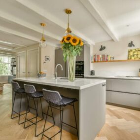 moderne open keuken in lichte tinten