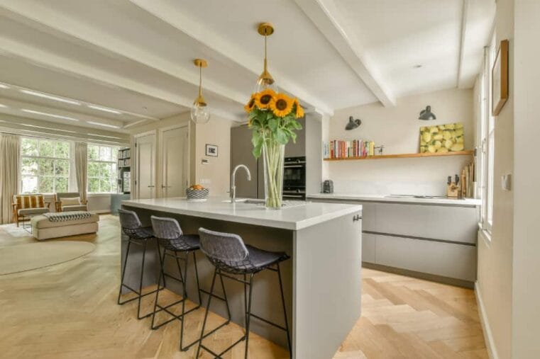 moderne open keuken in lichte tinten