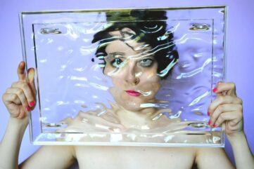 vrouw houdt perspex plaat vast