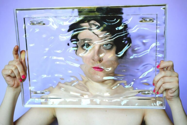 vrouw houdt perspex plaat vast