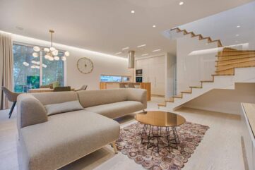 woonkamer in neutrale tinten met beige bank.