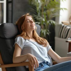 vrouw ontspant in stoel