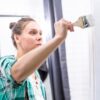 vrouw schildert houten binnendeur
