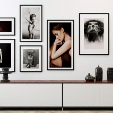 foto's in lijsten aan de muur