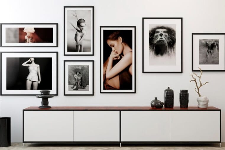 foto's in lijsten aan de muur