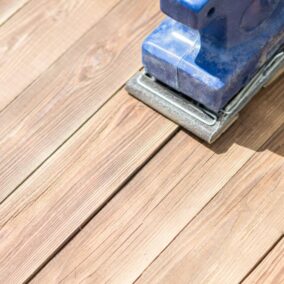 houten vloer met schuurmachine