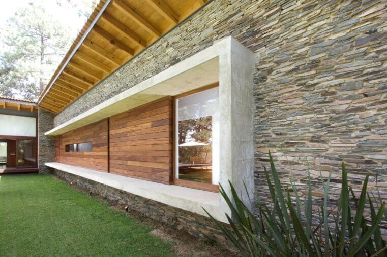 huis met natuurstenen gevel en hout