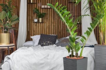 Slaapkamer met planten en houten wanddecoratie