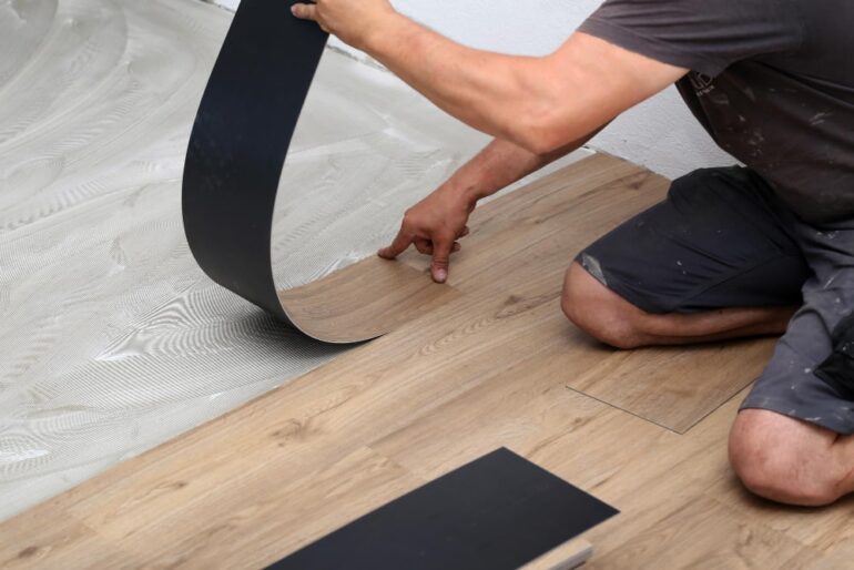 pvc vloer wordt gelegd