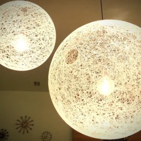 Witte ronde hanglampen aan plafond, moderne stijl.