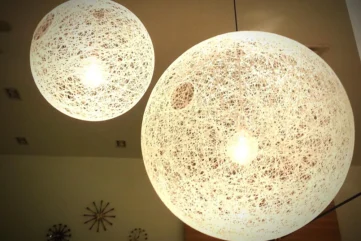 Witte ronde hanglampen aan plafond, moderne stijl.