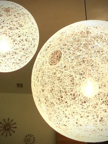 Witte ronde hanglampen aan plafond, moderne stijl.