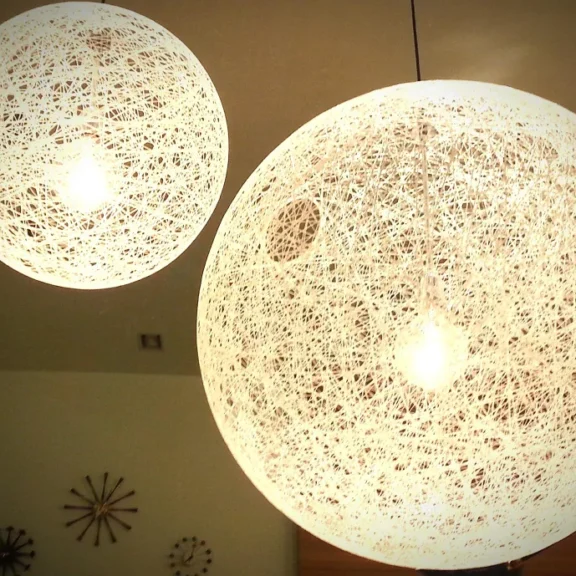 Witte ronde hanglampen aan plafond, moderne stijl.