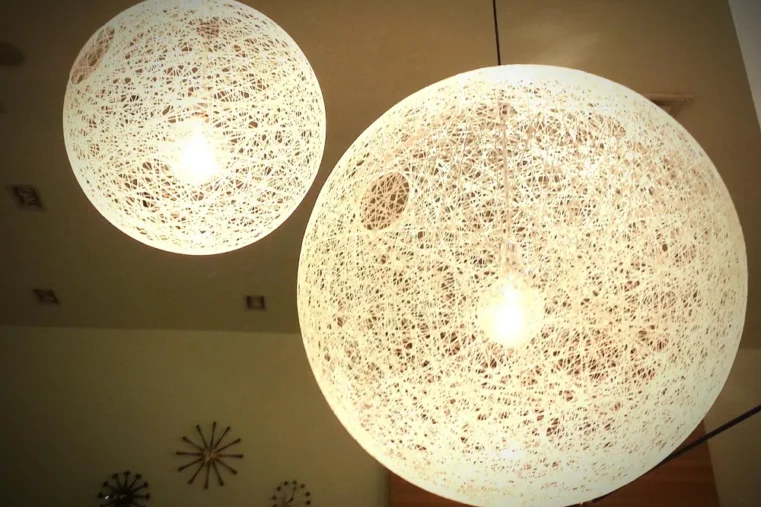 Witte ronde hanglampen aan plafond, moderne stijl.