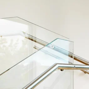 Moderne plexiglas balustrade met metalen leuning