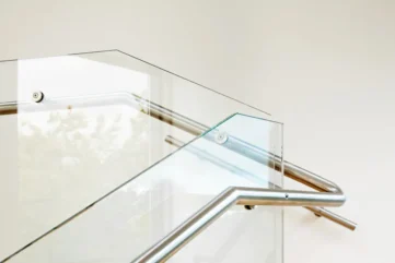 Moderne plexiglas balustrade met metalen leuning