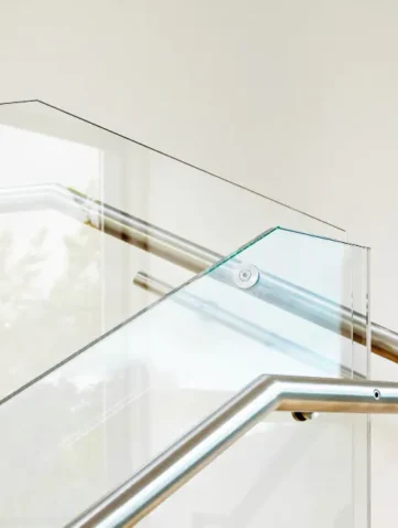 Moderne plexiglas balustrade met metalen leuning
