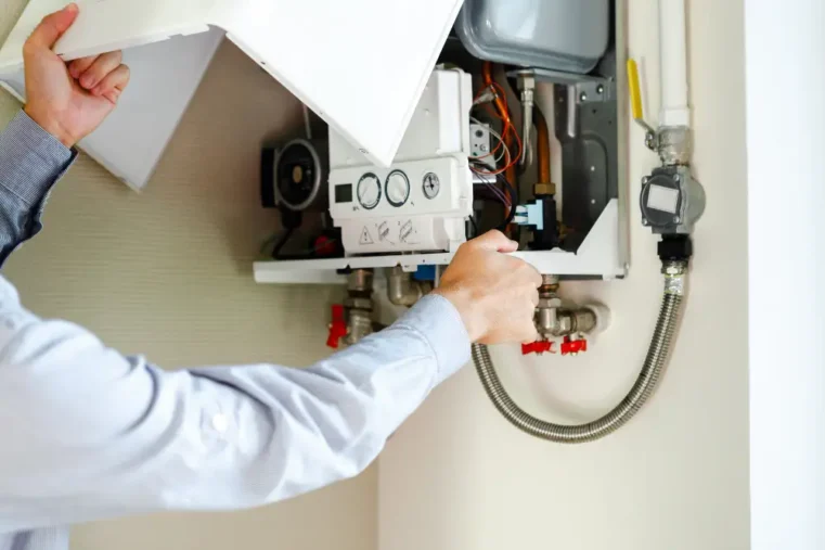 Monteur onderhoudt verwarmingsketel installatie binnen