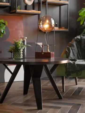 Moderne woonkamer met planten en comfortabele kleine meubels.