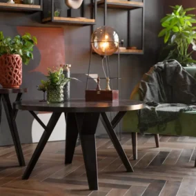 Moderne woonkamer met kleine groene fauteuil en planten