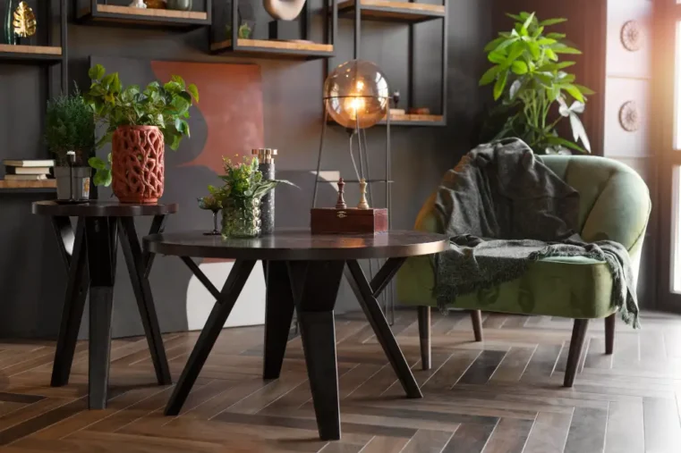 Moderne woonkamer met kleine groene fauteuil en planten