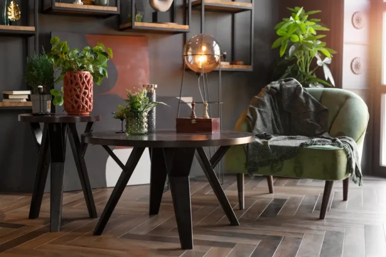 Moderne woonkamer met kleine groene fauteuil en planten