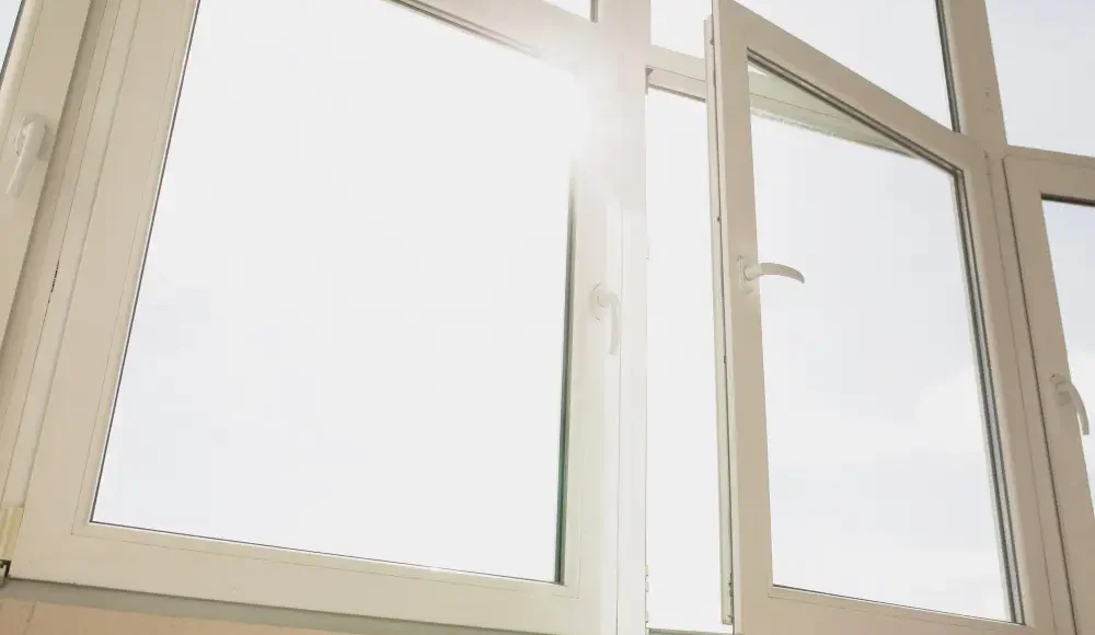 Open kunststof kozijn met zonlicht.