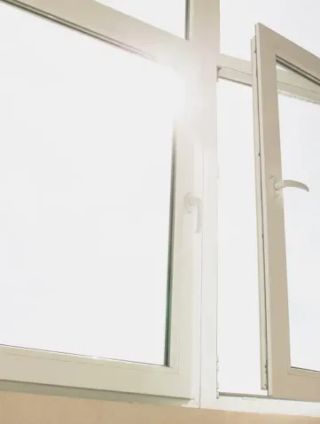 Open kunststof kozijn met zonlicht.