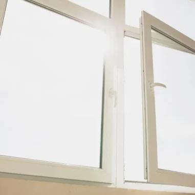 Open kunststof kozijn met zonlicht.