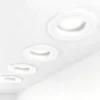 Vier witte downlights in modern plafond