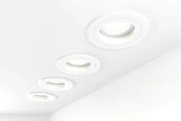 Vier witte downlights in modern plafond