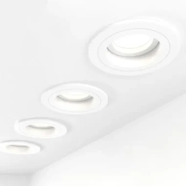 Vier witte downlights in modern plafond