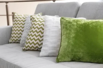 Grijze bank met groene en witte sierkussens
