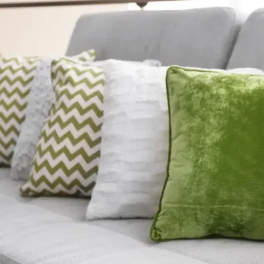 Grijze bank met groene en witte sierkussens