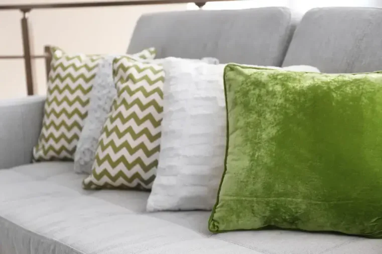 Grijze bank met groene en witte sierkussens