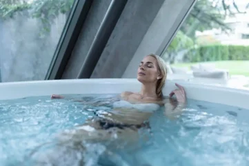 Vrouw ontspant in luxe spa