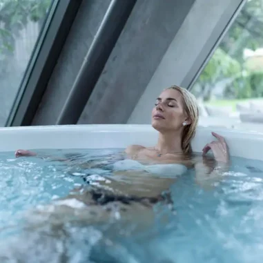Vrouw ontspant in luxe spa