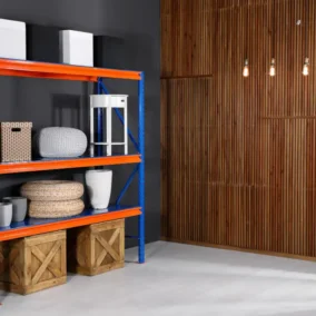 Industriële stellingkast met opbergdozen en houten wand